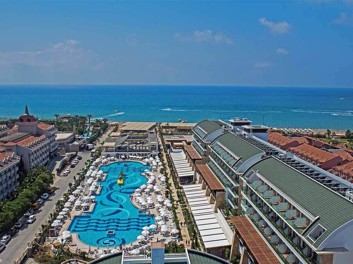 Luftaufnahme des Crystal Waterworld Aqua Collection Hotels mit großem Swimmingpool und Meer im Hintergrund