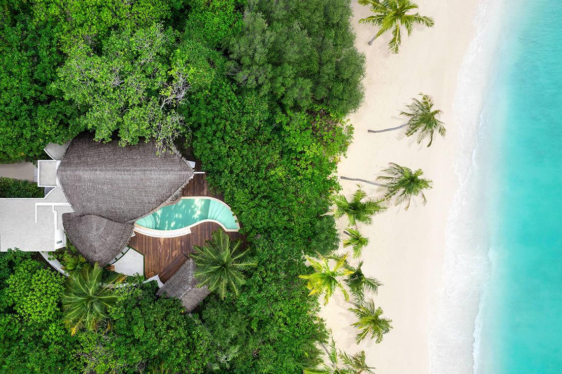 Luftaufnahme des JW Marriott Maldives Resort & Spa mit Swimmingpool und Strand
