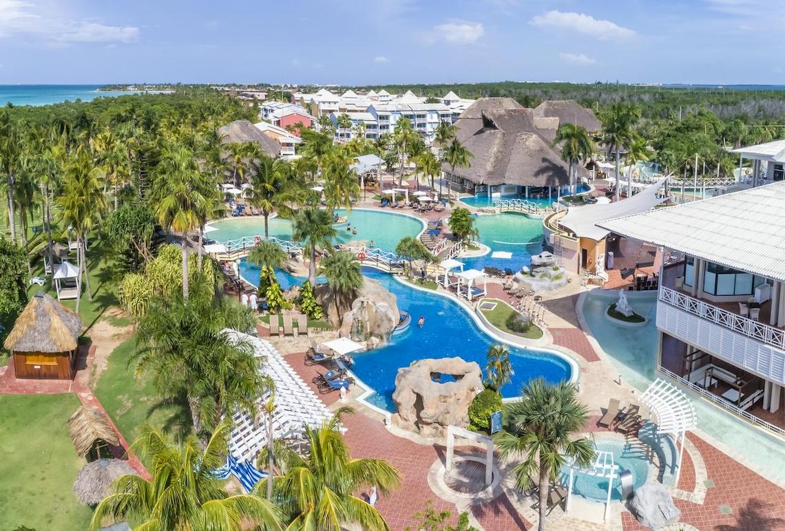Luftaufnahme des Royalton Hicacos Resort & Spa mit mehreren Pools, tropischen Palmen und Gebäuden.