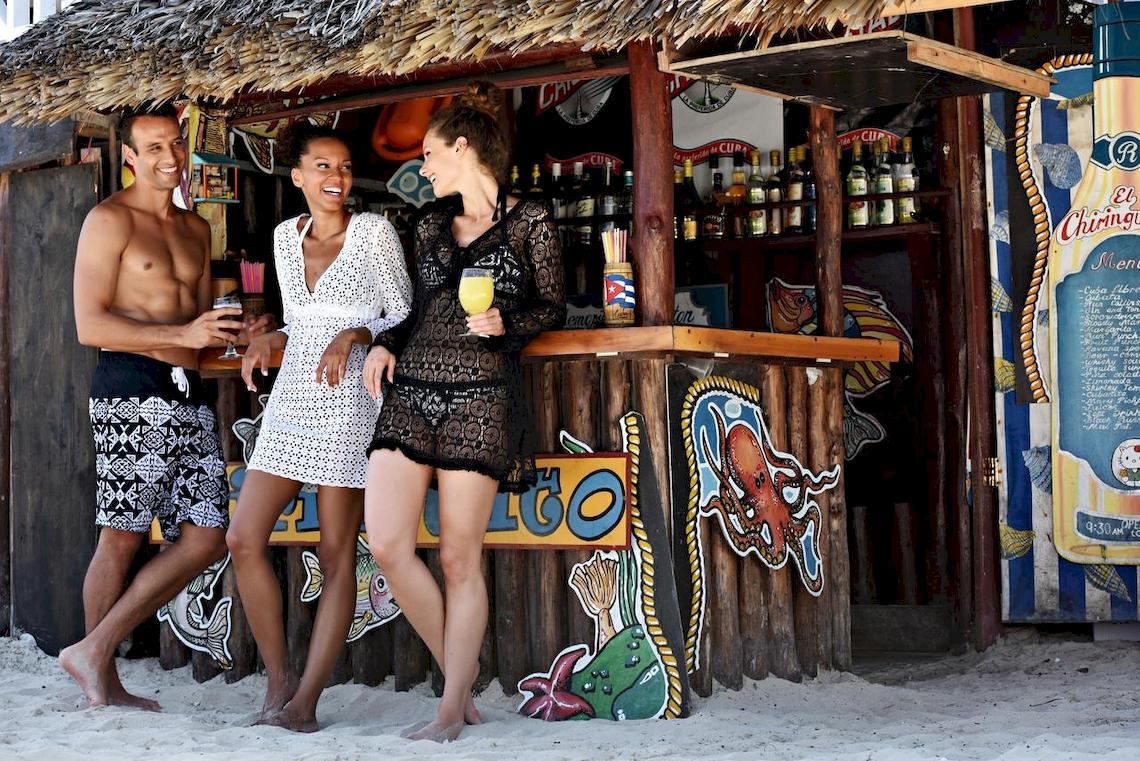 Gäste vor der Bar im Royalton Hicacos Resort & Spa