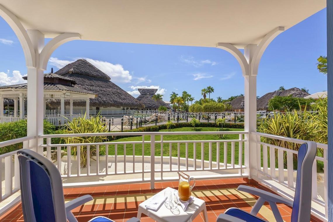 Balkon-Ansicht des Royalton Hicacos Resorts & Spa mit Orangensaft und Stühlen.