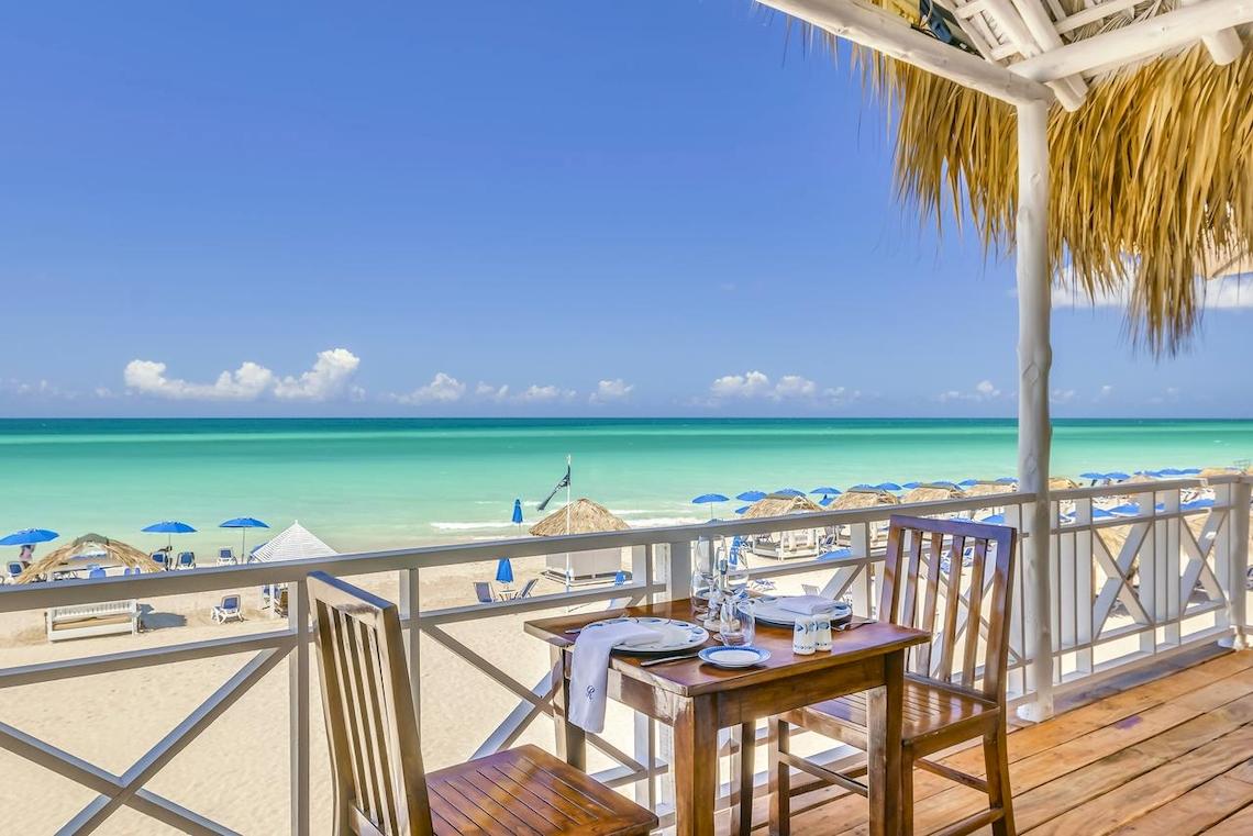 Aussicht vom Balkon des Royalton Hicacos Resort & Spa auf den Strand und das Meer