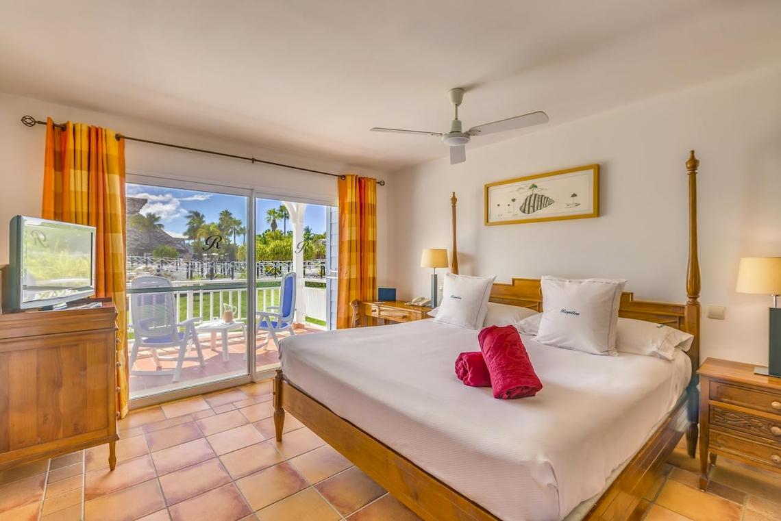 Schlafzimmer im Royalton Hicacos Resort & Spa mit Bett, Fernseher und Balkon