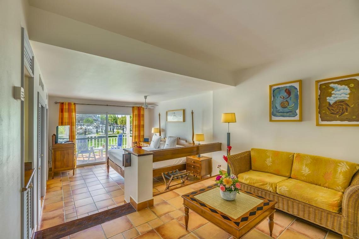 Innenansicht einer Suite im Royalton Hicacos Resort & Spa mit Wohnzimmer und Schlafzimmerbereich