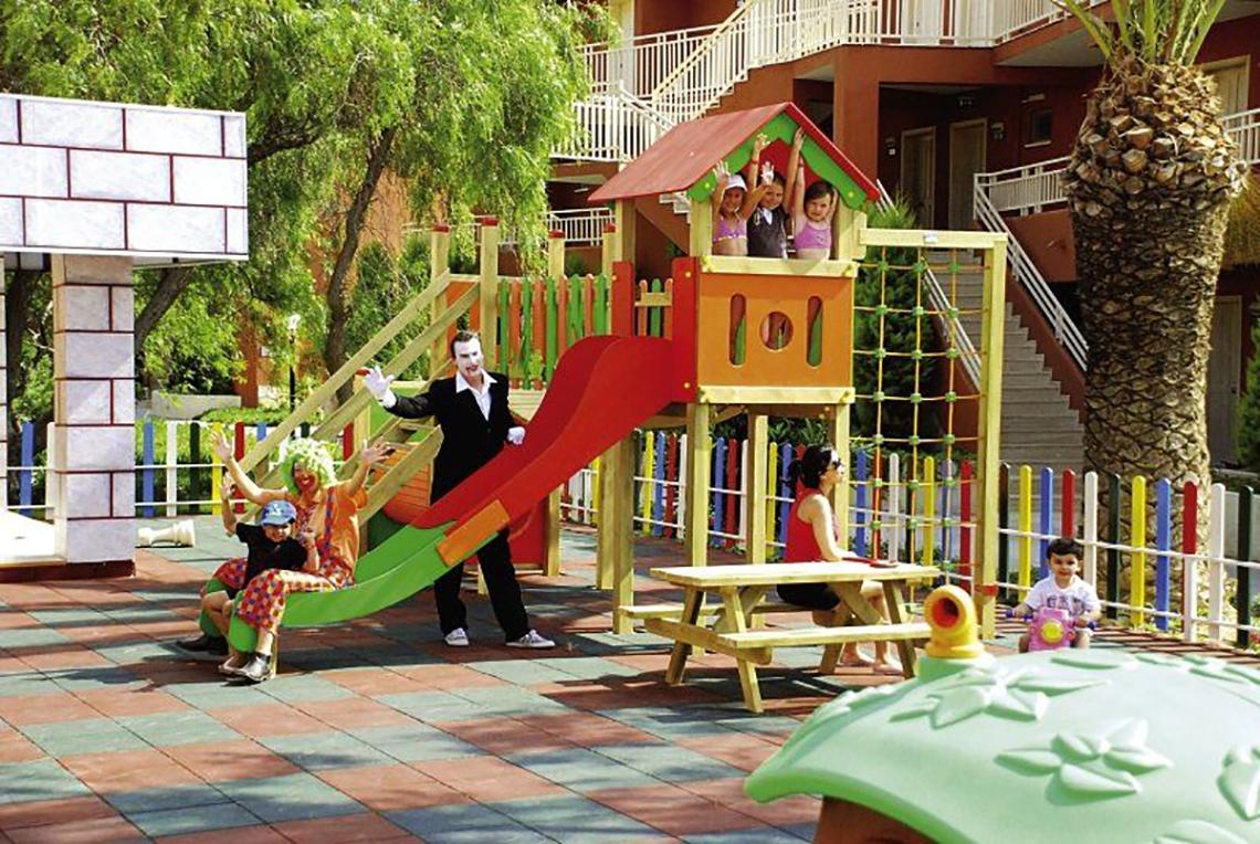 Kinderspielplatz im Ephesia Holiday Beach Club mit Rutsche, Klettergerüst und Clown.