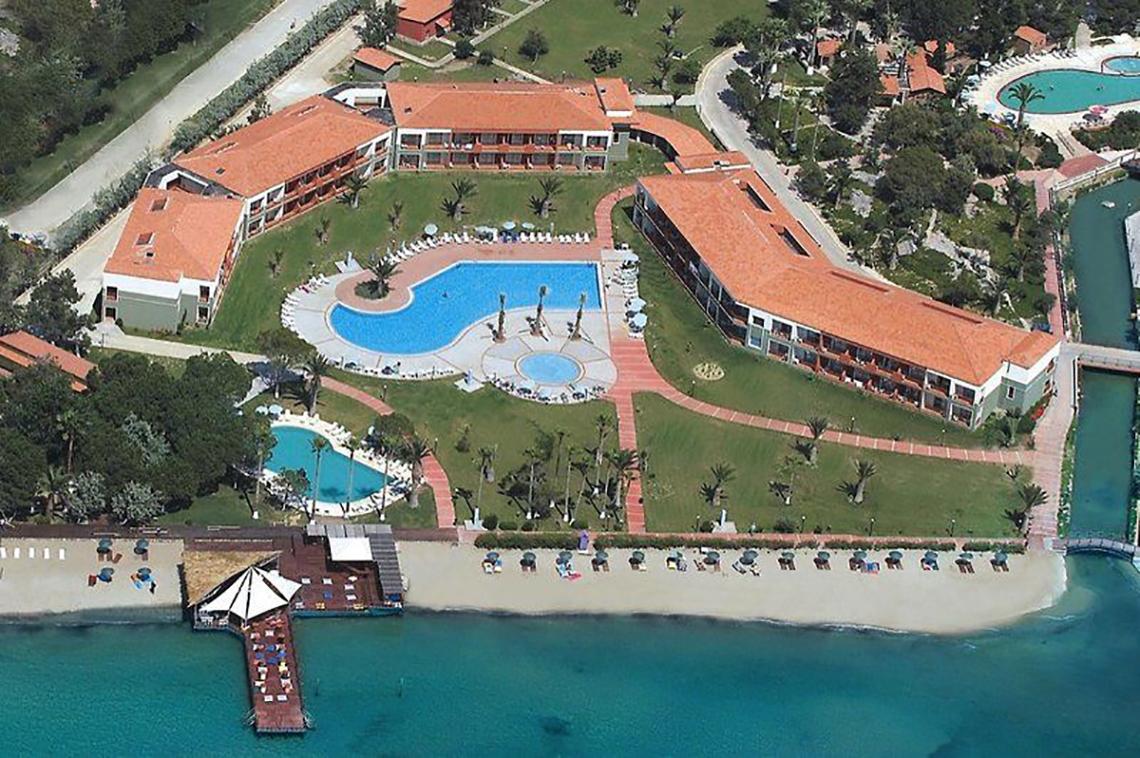 Luftaufnahme des Ephesia Holiday Beach Club mit Swimmingpool und Strand