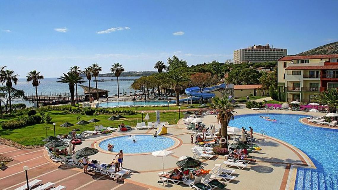 Luftaufnahme des Ephesia Holiday Beach Clubs mit Pools, Wasserrutschen und Hotelgebäuden.