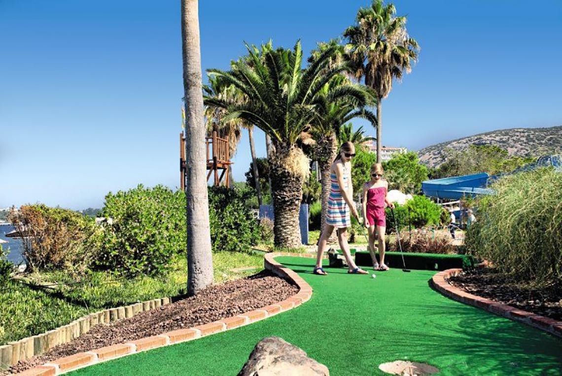 Zwei Maedchen spielen Minigolf im Ephesia Holiday Beach Club Hotel