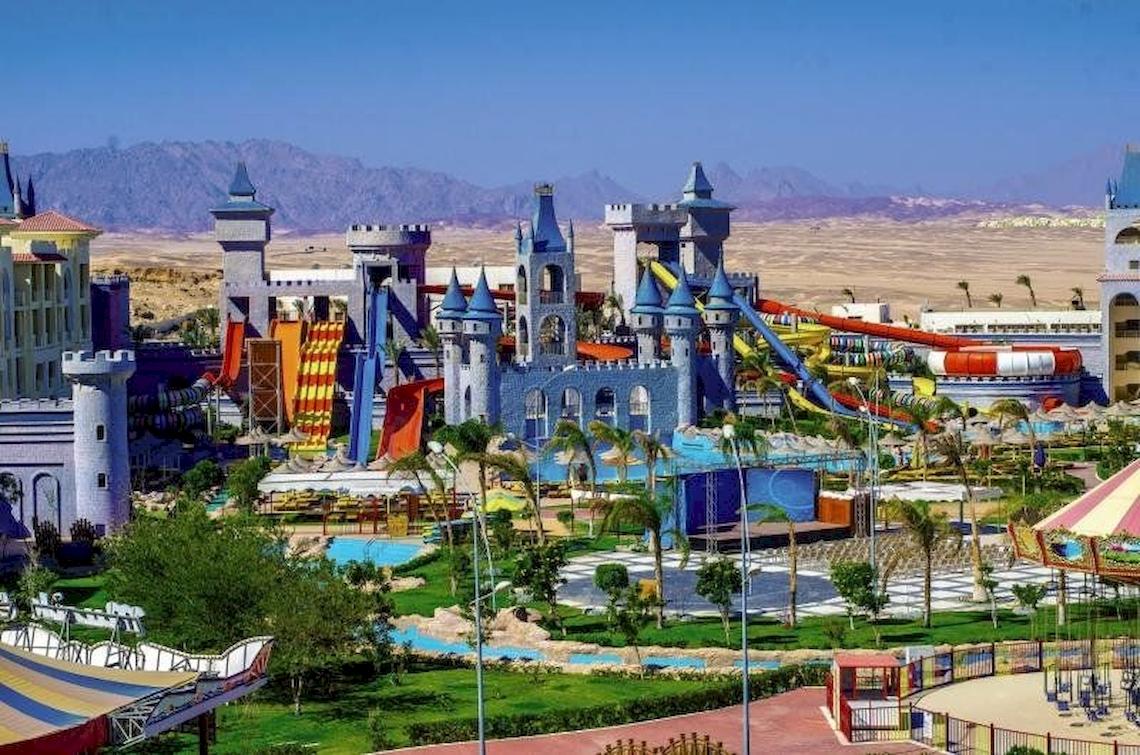Luftaufnahme des Serenity Alma Heights Wasserparks mit vielen Rutschen und Wasserspielen