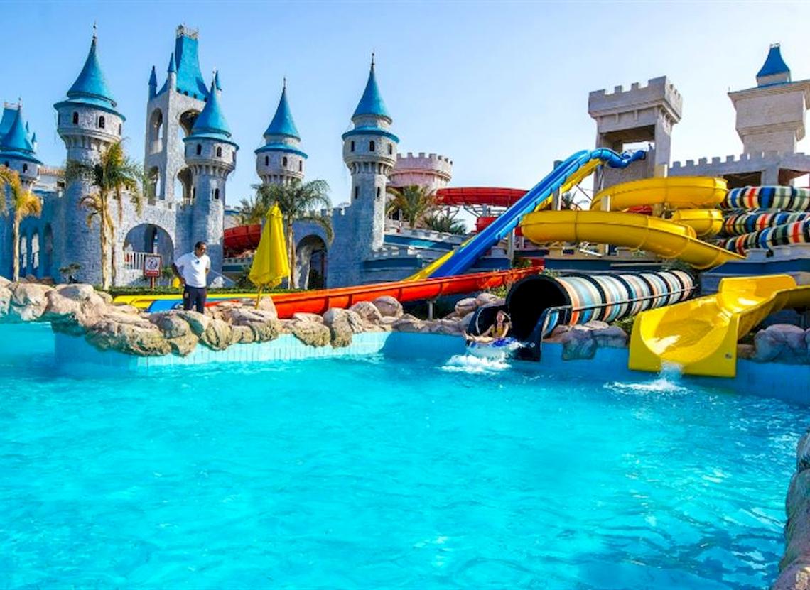 Wasserpark mit Rutschen und Schlossdekoration im Serenity Alma Heights Hotel