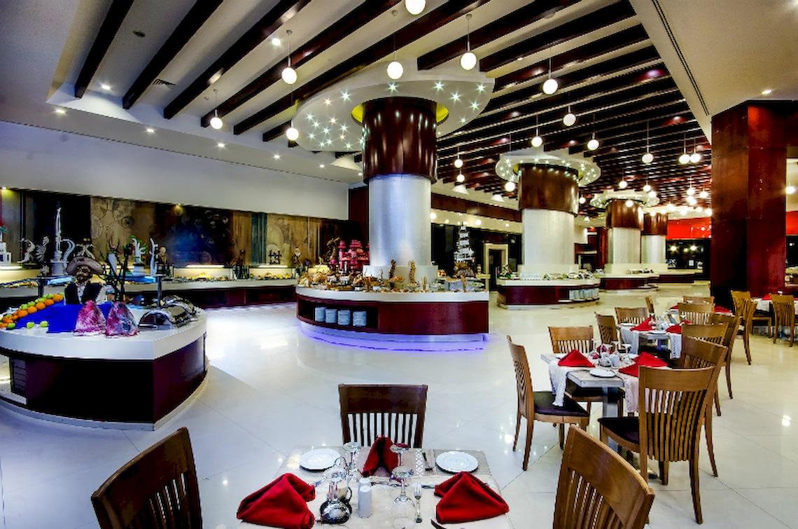 Restaurantbereich des Serenity Alma Heights Hotels mit gedeckten Tischen und Buffet