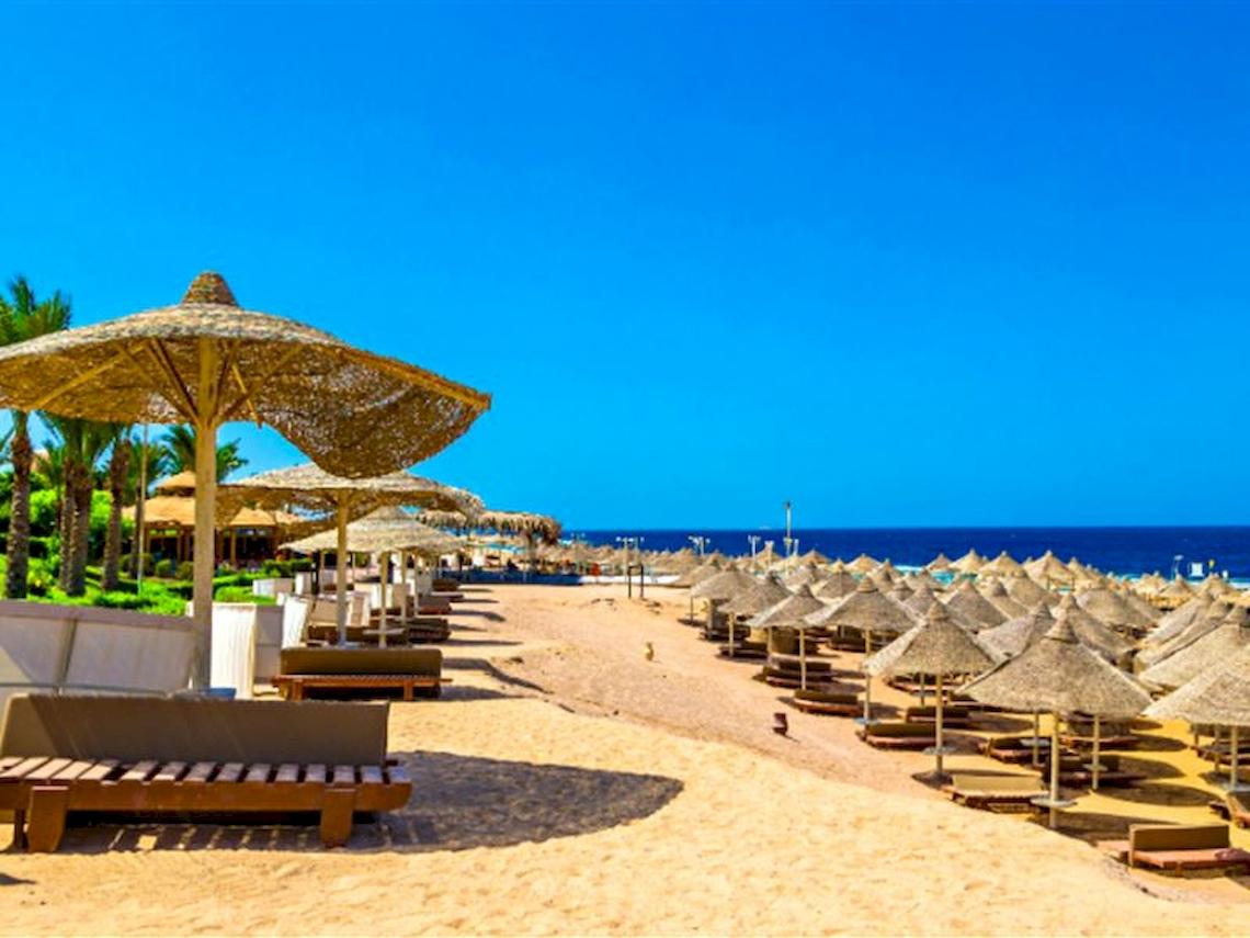 Strand mit vielen Sonnenschirmen und Liegen im Serenity Alma Heights Hotel