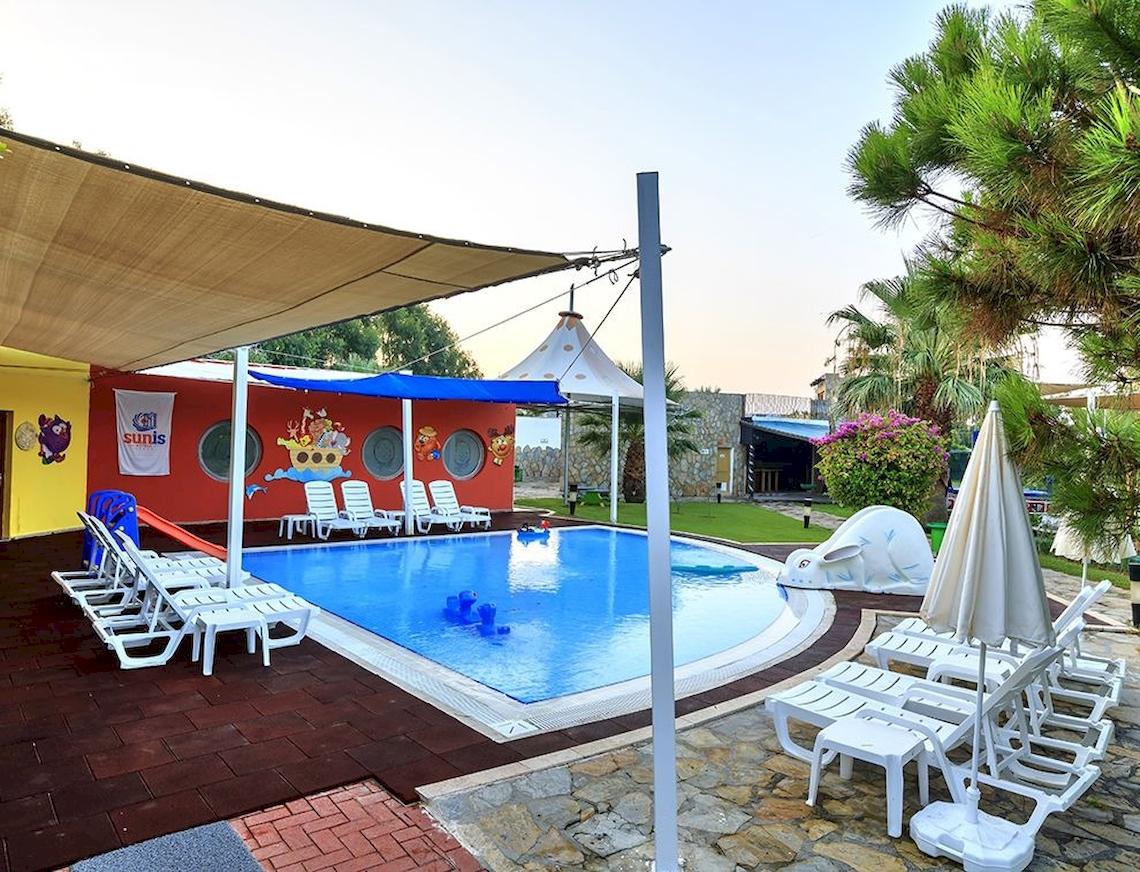Kinderpool mit Liegestühlen und Sonnenschirmen im Freien, Sunis Elita Beach Resort Hotel.