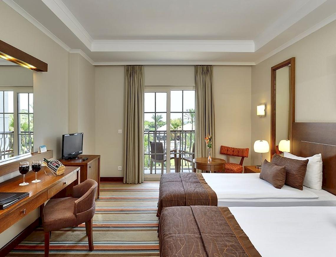 Doppelzimmer im Sunis Elita Beach Resort Hotel & Spa mit zwei Betten, Schreibtisch, Fernseher und Balkon