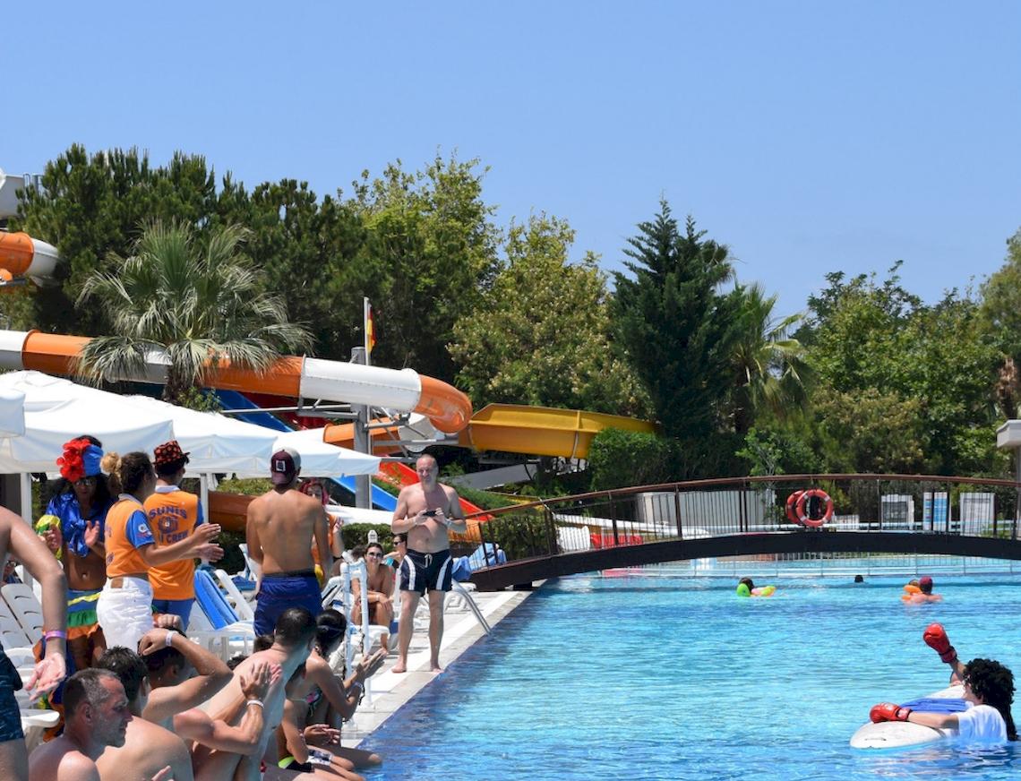 Gäste am Poolbereich des Sunis Elita Beach Resort Hotel & Spa