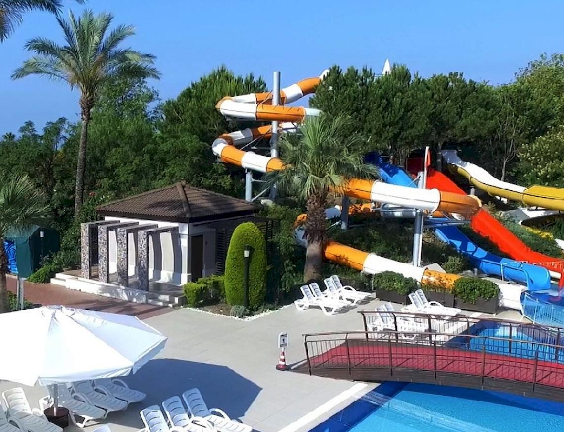 Wasserrutschenbereich des Sunis Elita Beach Resort Hotels mit mehreren Rutschen und Liegebereich