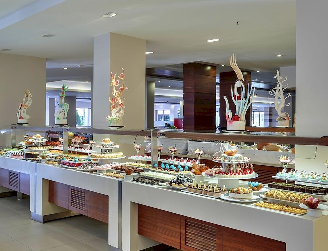 Buffet im Sunis Elita Beach Resort Hotel & Spa mit vielen Desserts und Kuchen