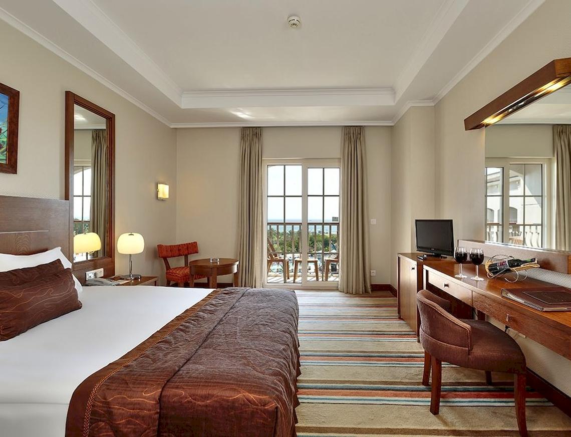 Zimmer im Sunis Elita Beach Resort Hotel & Spa mit Balkon und Meerblick
