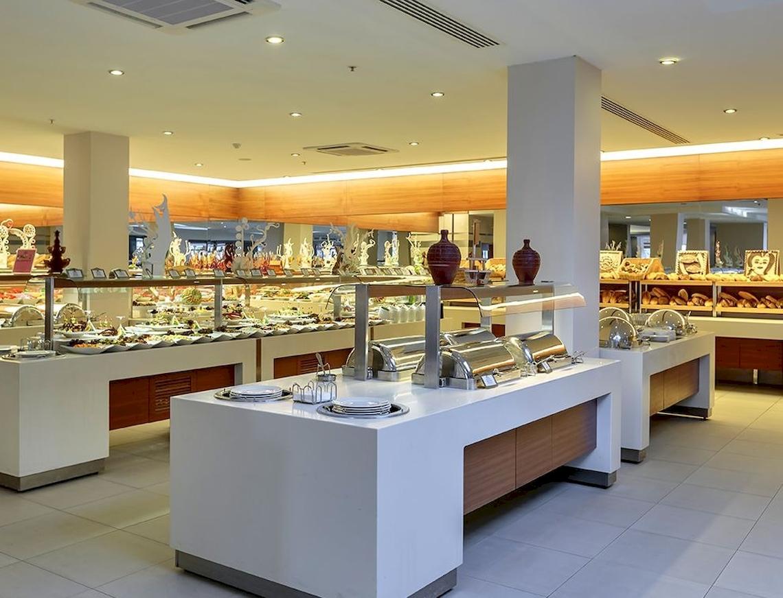 Restaurant im Sunis Elita Beach Resort Hotel & Spa mit Buffet und Theke