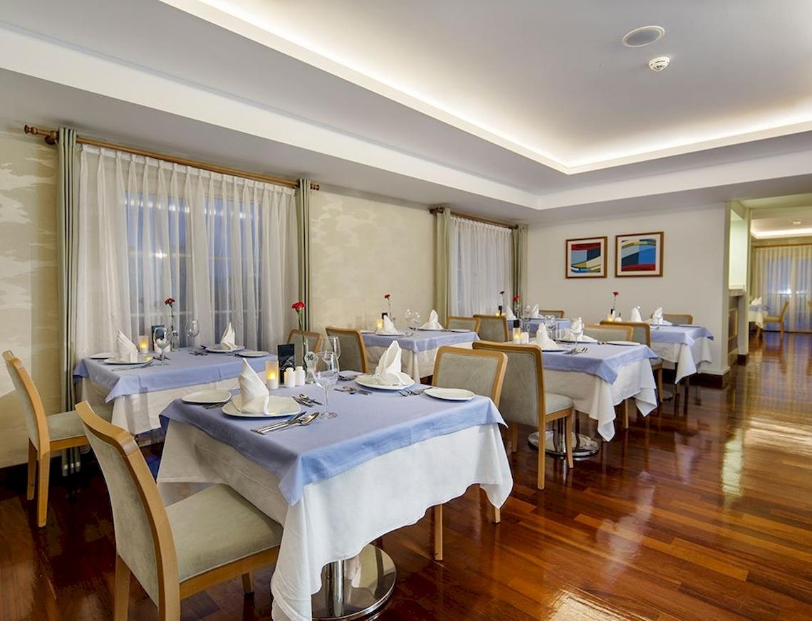 Restaurant im Sunis Elita Beach Resort Hotel & Spa mit gedeckten Tischen und Stühlen.