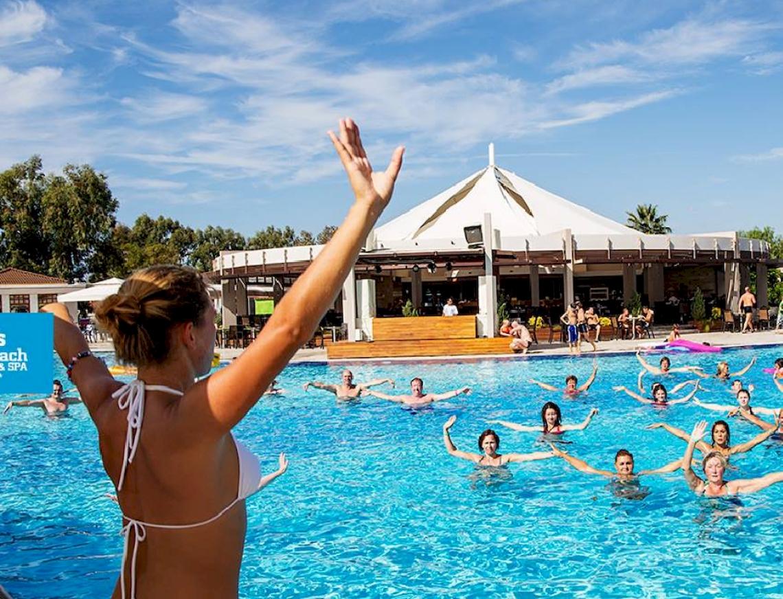 Aqua-Gym-Kurs im Freienpool des Sunis Elita Beach Resort Hotel & Spa