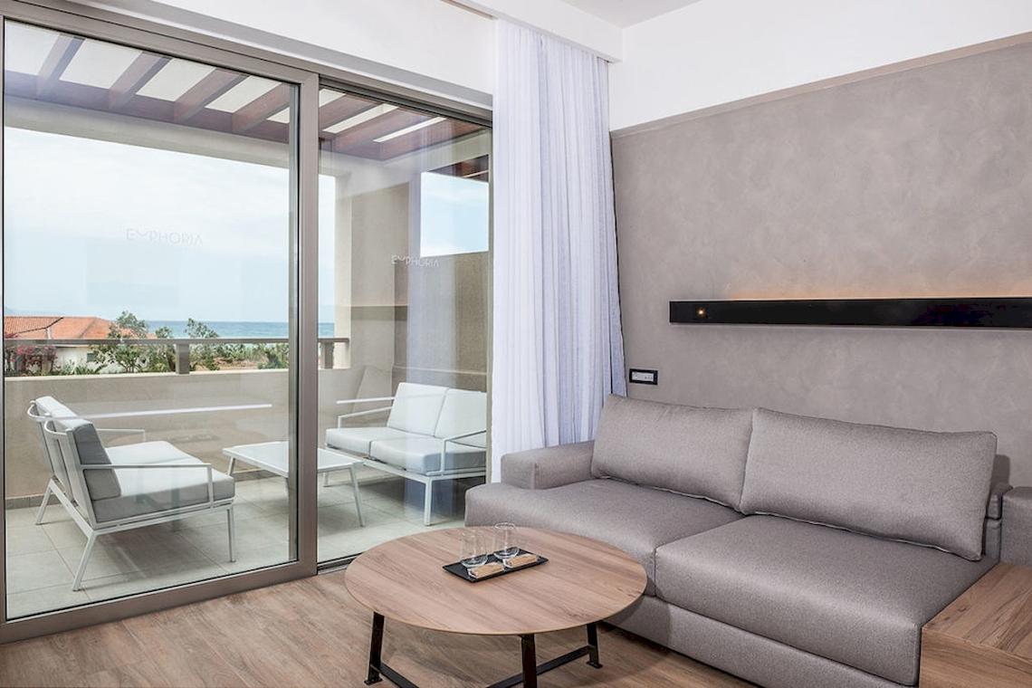 Wohnbereich im Euphoria Resort mit Blick auf den Balkon und das Meer