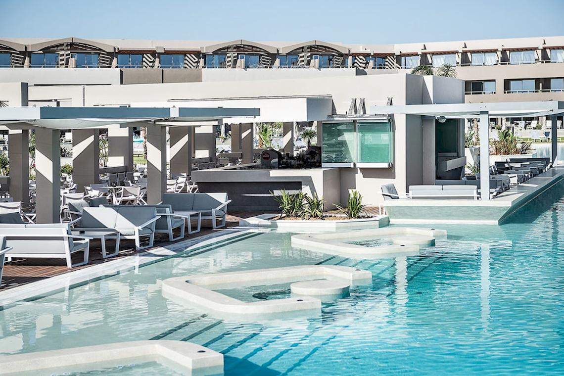Poolbereich des Euphoria Resorts mit Lounge-Bereich und Blick auf das Hotel