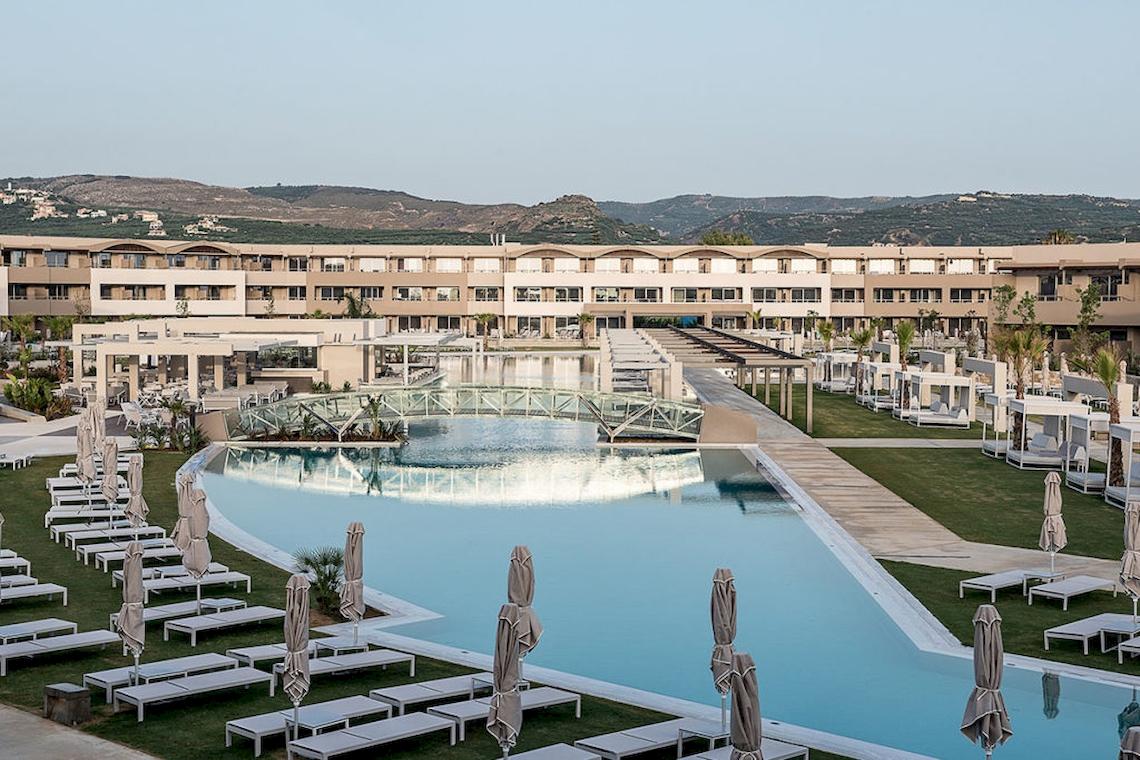 Außenansicht des Euphoria Resorts mit Swimmingpool und Sonnenliegen auf der Terrasse