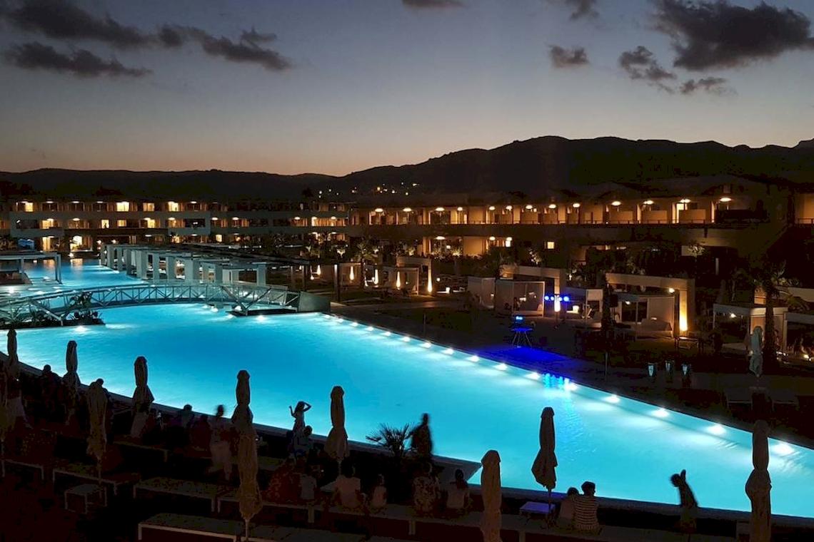 Nachtansicht des Euphoria Resorts mit beleuchtetem Pool und Gebäuden im Hintergrund.
