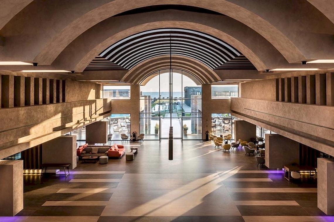 Innenansicht der Lobby des Euphoria Resorts mit geschwungenen Decken und offenem Ausblick auf das Meer