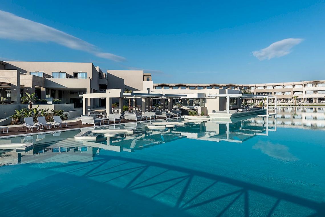 Außenpool des Euphoria Resorts mit weißen Sonnenliegen und blauem Wasser
