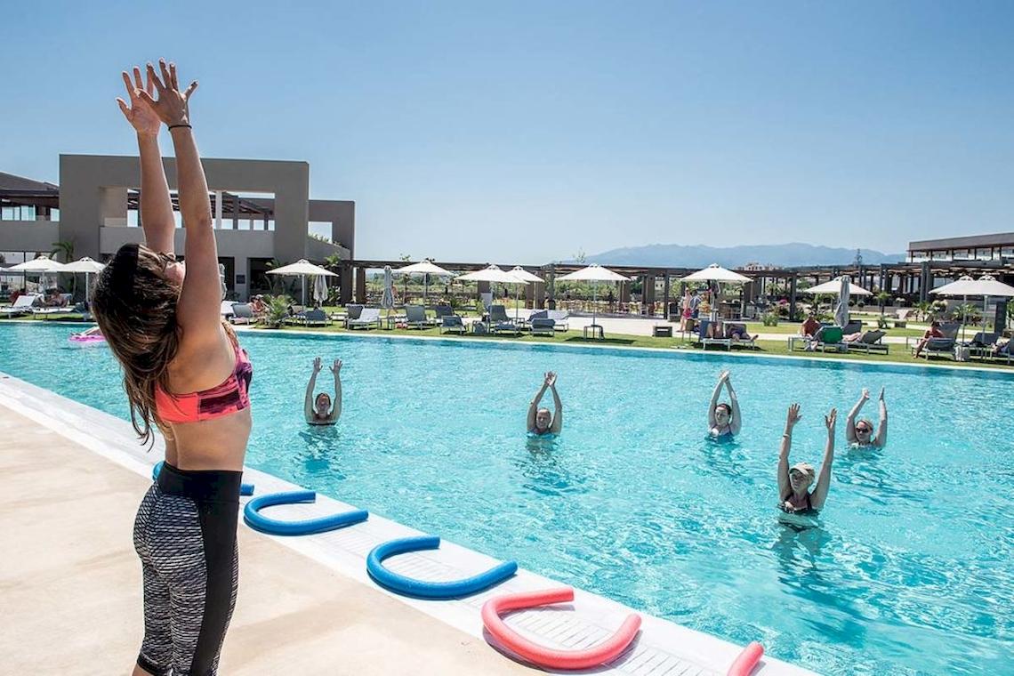 Aqua Fitness Kurs am Pool im Euphoria Resort mit Teilnehmerinnen und Übungsleiterin.
