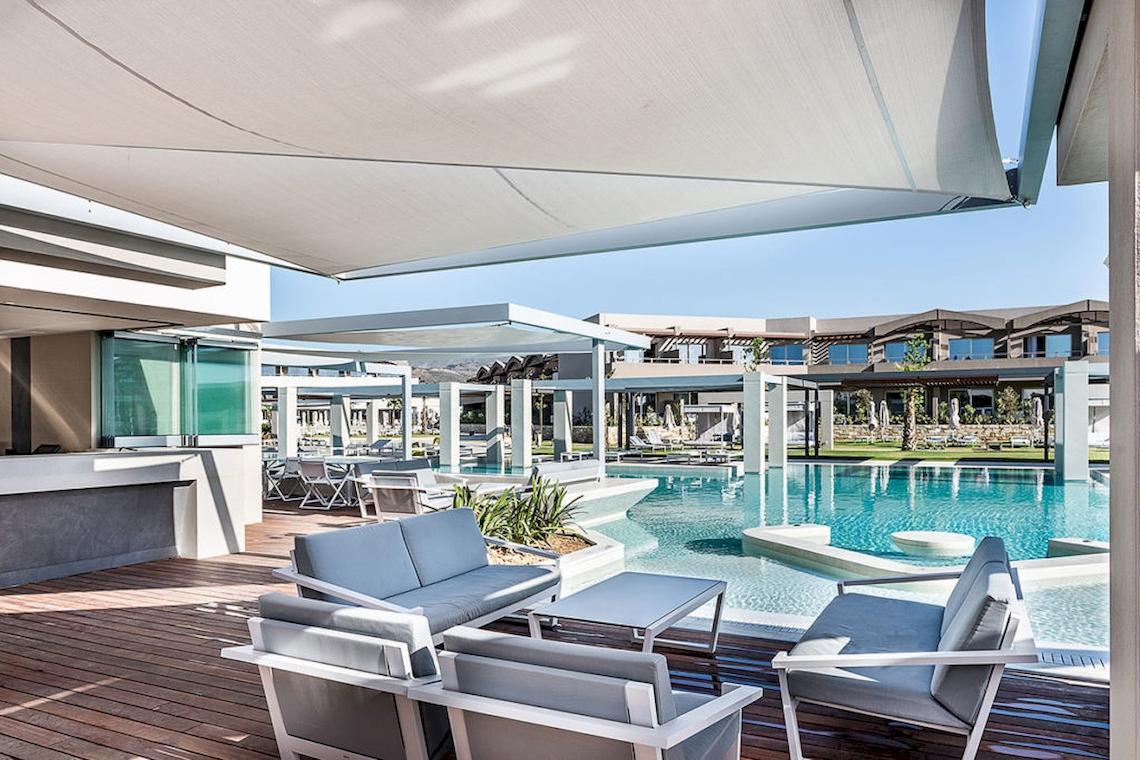 Pool-Lounge-Bereich des Euphoria Resorts mit Sonnenschirmen und weißen Möbeln.