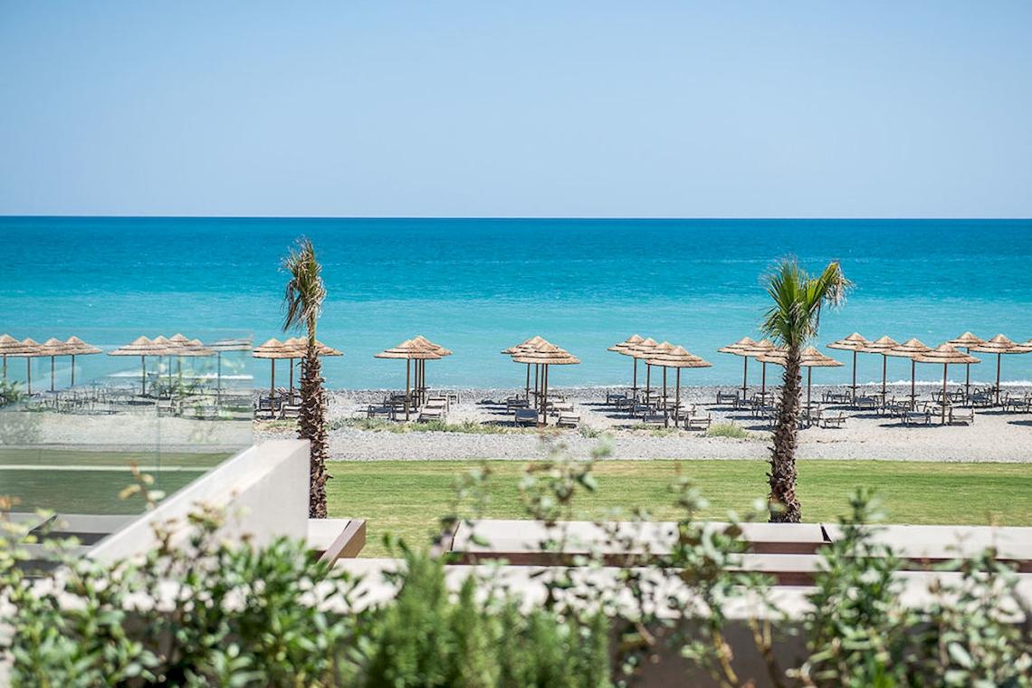 Aussicht auf den Strand vom Euphoria Resort mit vielen Sonnenschirmen und Liegen