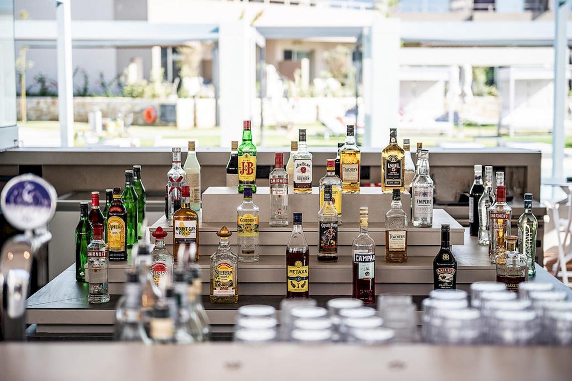 Bar im Euphoria Resort mit einer Auswahl an Spirituosen und Gläsern.