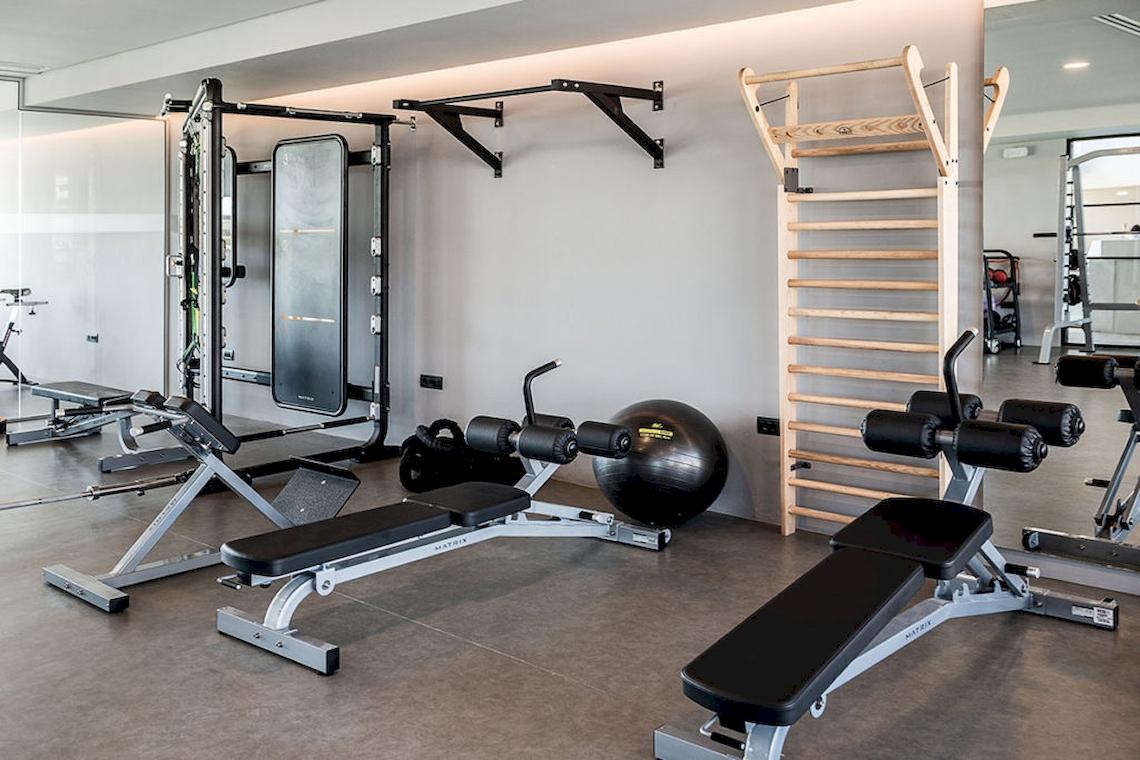 Fitnessraum im Euphoria Resort mit diversen Geräten und einer großen schwarzen Kugel.