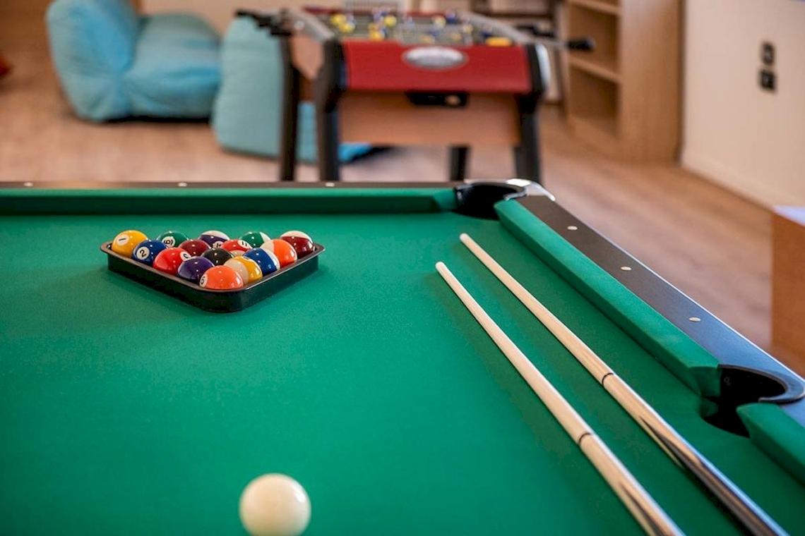 Ein Pooltisch im Euphoria Resort mit Bällen und Stöcken.