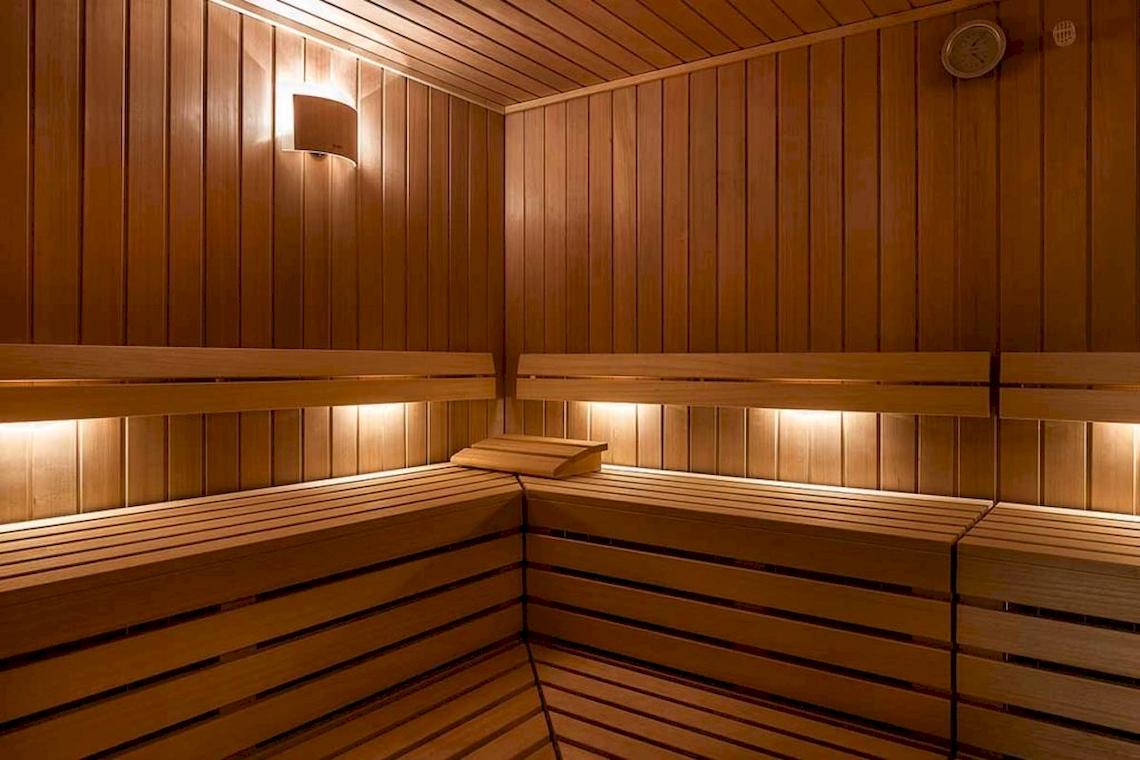 Innenansicht der Sauna im Euphoria Resort mit Holzwänden und Beleuchtung.