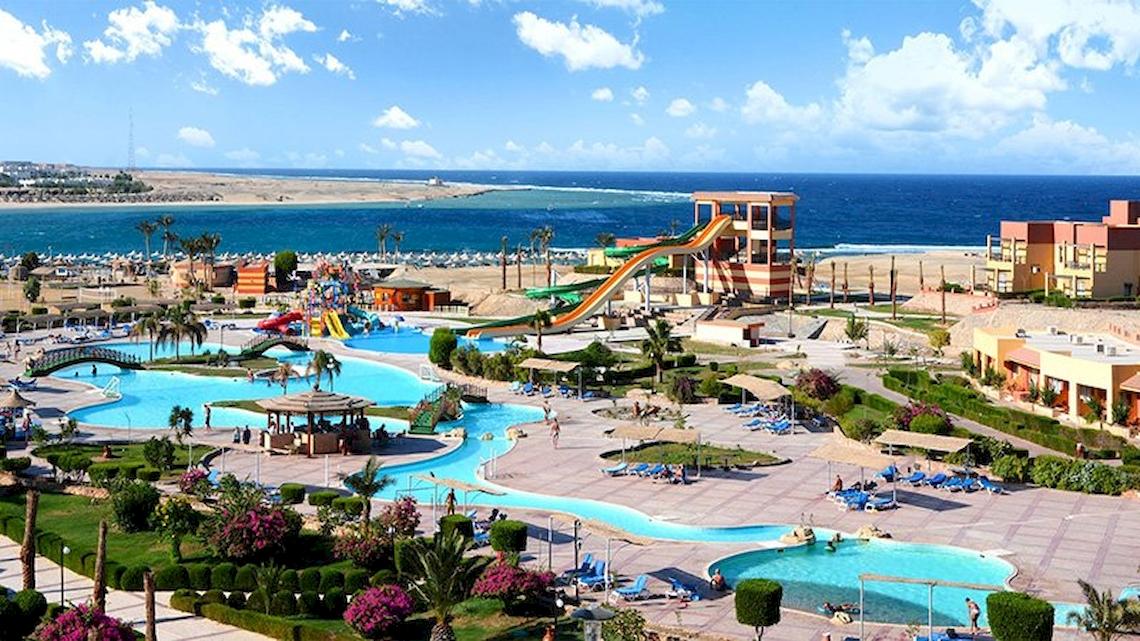 Luftaufnahme des Malikia Resort Abu Dabbab mit Wasserrutschen, Pools und Strand