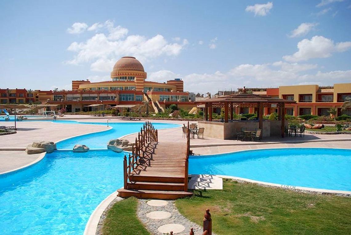 Außenpool und Terrasse im Malikia Resort Abu Dabbab mit Blick auf das Hauptgebäude