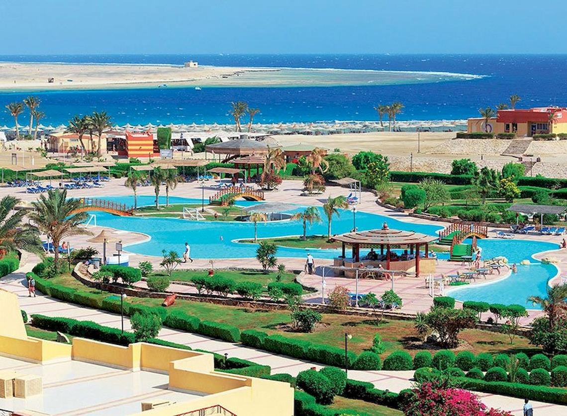 Außenansicht des Malikia Resort Abu Dabbab mit Swimmingpools, Gärten und Blick auf das Meer.