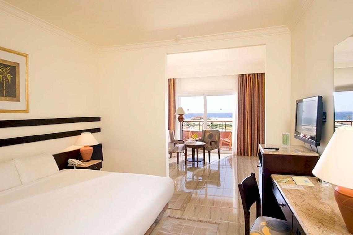 Hotelzimmer im Malikia Resort Abu Dabbab mit Blick auf das Meer.
