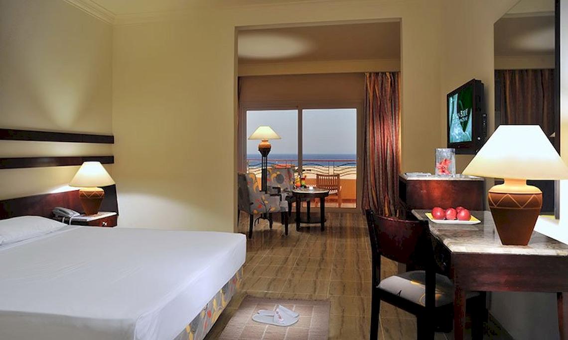 Hotelzimmer des Malikia Resort Abu Dabbab mit Meerblick und Balkon.