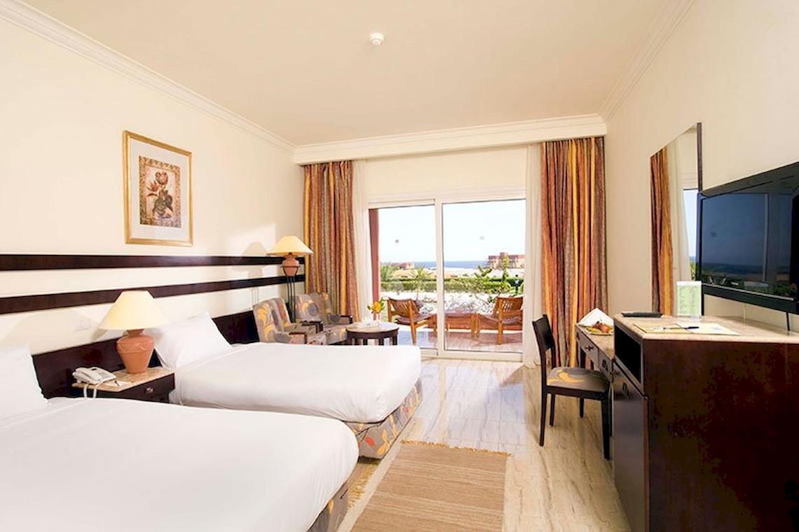 Doppelzimmer im Malikia Resort Abu Dabbab mit Meerblick, Fernseher und Terrasse