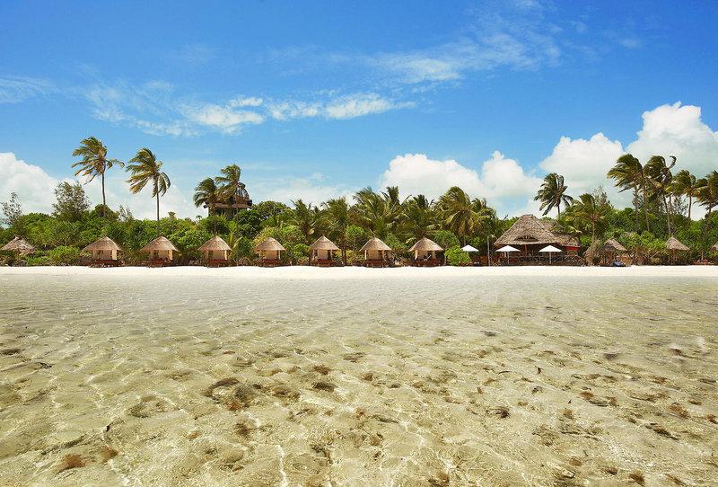 Strand und traditionelle afrikanische Strohhäuschen im Melia Zanzibar