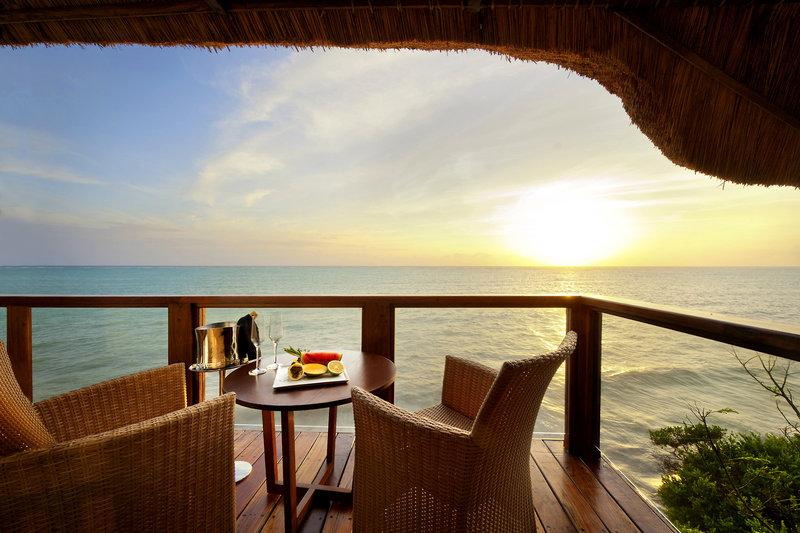 Ausblick von der Terrasse des Melia Zanzibar auf das Meer bei Sonnenuntergang