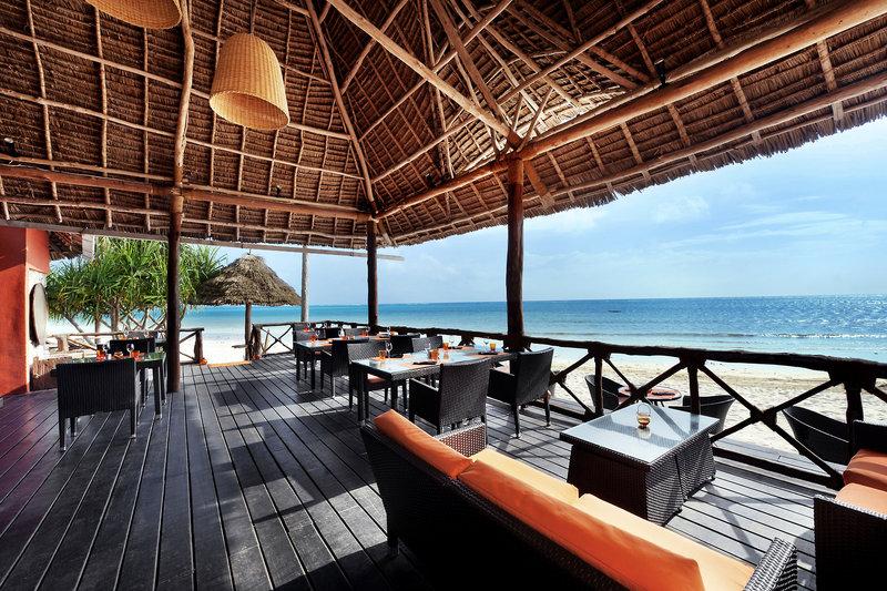 Außenrestaurant des Melia Zanzibar mit Blick auf den Ozean.