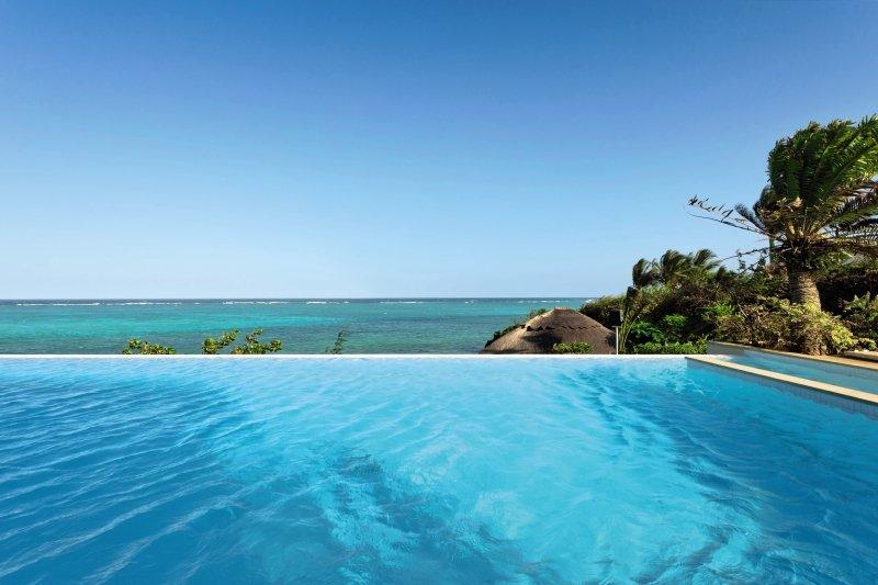 Unendlicher Pool mit Blick auf das Meer am Melia Zanzibar Hotel