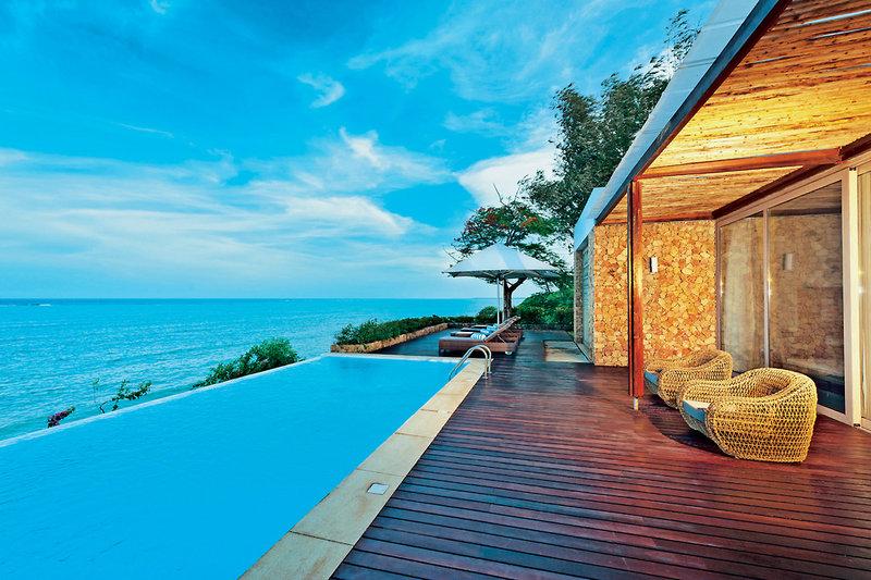 Pool-Terrasse mit Blick auf das Meer im Melia Zanzibar Hotel.