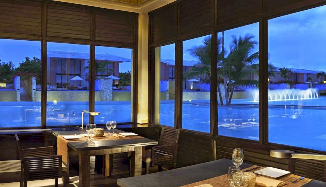 Innenansicht eines Restaurants im Catalonia Royal Bavaro Hotel mit Blick auf den Pool
